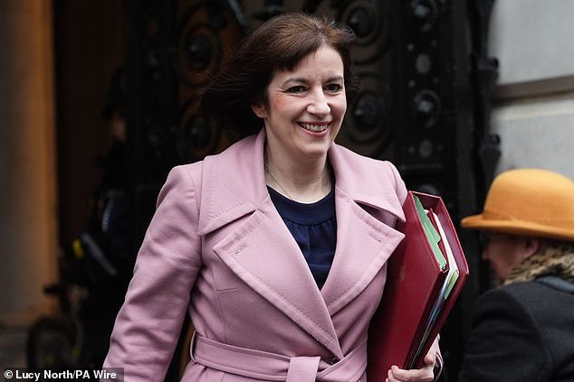 Bridget Phillipson promete reformas radicales a la financiación escolar para “desacoplar” el vínculo entre los orígenes de los niños y su éxito.