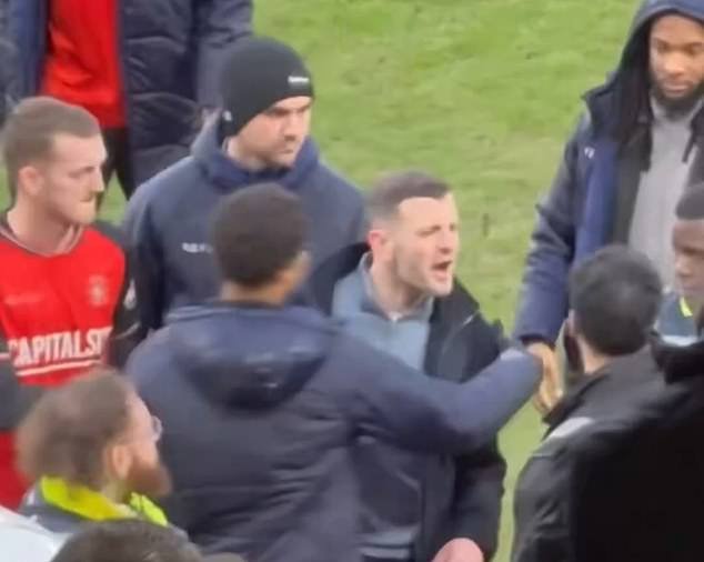 Jack Wilshere es arrastrado por sus jugadores de Luton mientras la enojada ex estrella del Arsenal se enfrenta a los fanáticos de los Hatters después de que corearon que su equipo estaba “avergonzado” después de perder puntos en la carrera por el ascenso.