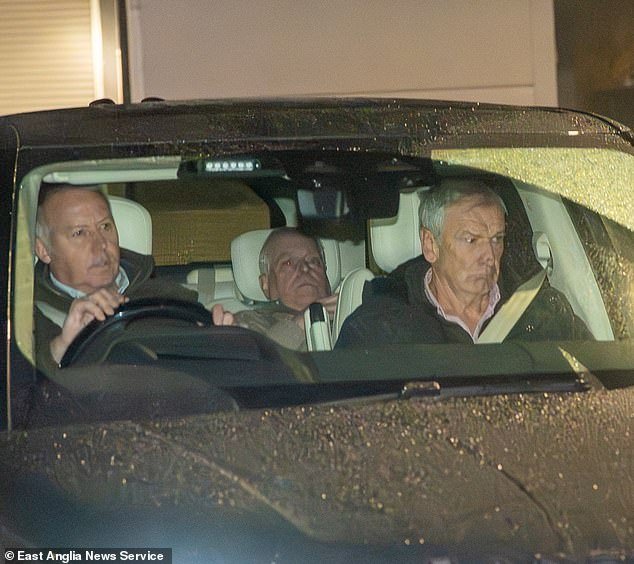 A veces lo ves, a veces no: nuevas fotos horribles muestran a Andrew tratando de esconderse del fotógrafo mientras la policía lo perseguía.