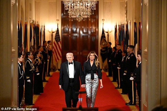 Melania Trump sorprende con pantalones plateados cuando llega a la controvertida cena del gobernador con su esposo Donald, mientras decenas de líderes mundiales boicotean después de la tumultuosa semana del presidente.