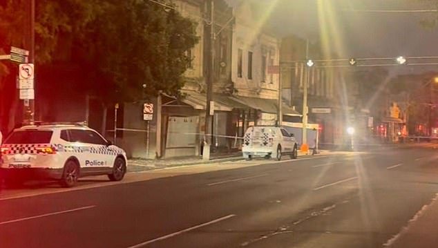 Ataque con cuchillo en Melbourne Rock: dos hombres en estado grave mientras la policía inicia la búsqueda de los atacantes