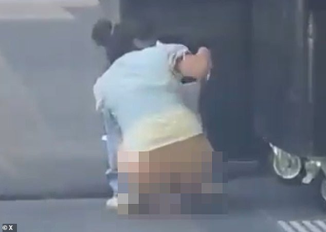 ‘Cuando tienes que irte’: Mujer atrapada por un conductor haciendo caca en la calle en Melbourne CBD, pero las opiniones están divididas sobre quién es más grosero