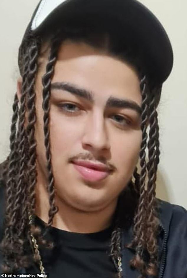 En la imagen: un hombre de 20 años fue apuñalado en un ataque en un parque de patinaje, mientras un adolescente de 17 años todavía lucha por su vida en el hospital.