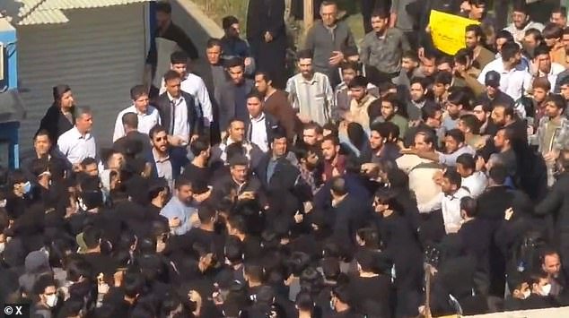 Estallan enfrentamientos en manifestaciones estudiantiles masivas en Irán, mientras Trump aumenta la presencia estadounidense