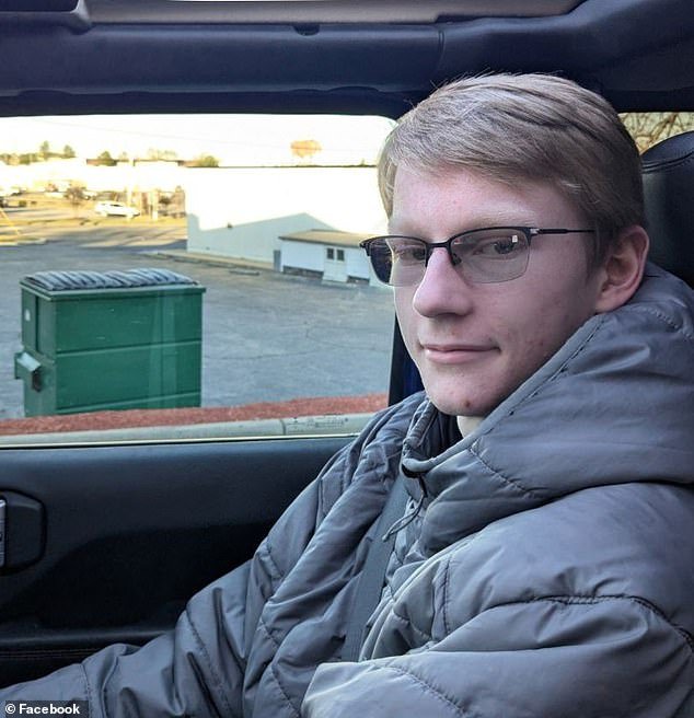 El tirador de Mar-a-Lago, Austin Tucker Martin, se deslizó por la puerta de salida de empleados en una alarmante violación de seguridad a medida que surgían nuevos detalles.