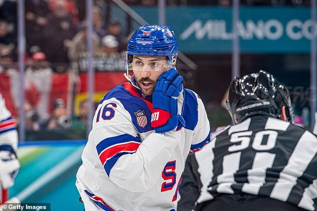 Los fanáticos del hockey con ojos de águila en los Estados Unidos reconocerán el mensaje explícito de Vincent Trocheck durante las celebraciones de la medalla de oro de los Juegos Olímpicos de Invierno.