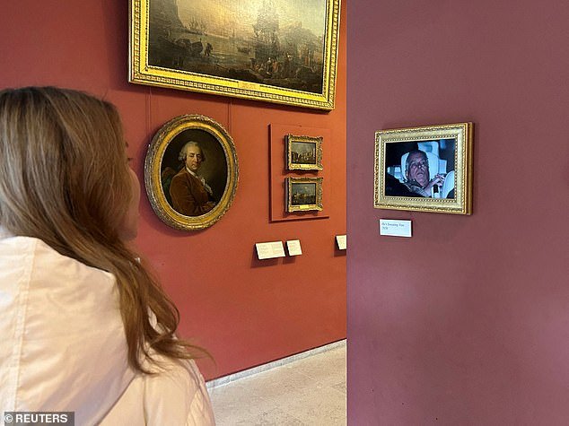 La infame foto del deshonrado Andrew siendo desalojado de la comisaría después de 11 horas bajo custodia será enmarcada y “exhibida en el Louvre”.