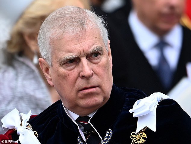 La policía se enfrenta a preguntas sobre si los agentes fueron utilizados “como porteros” en la casa de fiesta de Epstein, mientras el ex primer ministro Gordon Brown cuestiona si Andrew utilizó las bases de la RAF para ver a pedófilos.