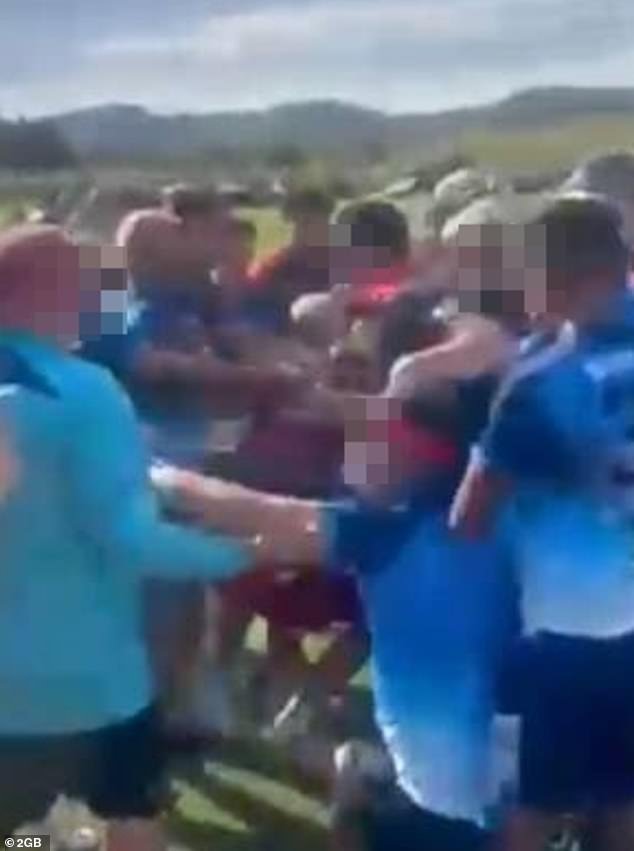Sea testigo del inquietante momento en el que los padres pelean salvajemente con los adolescentes en el campeonato de fútbol juvenil.
