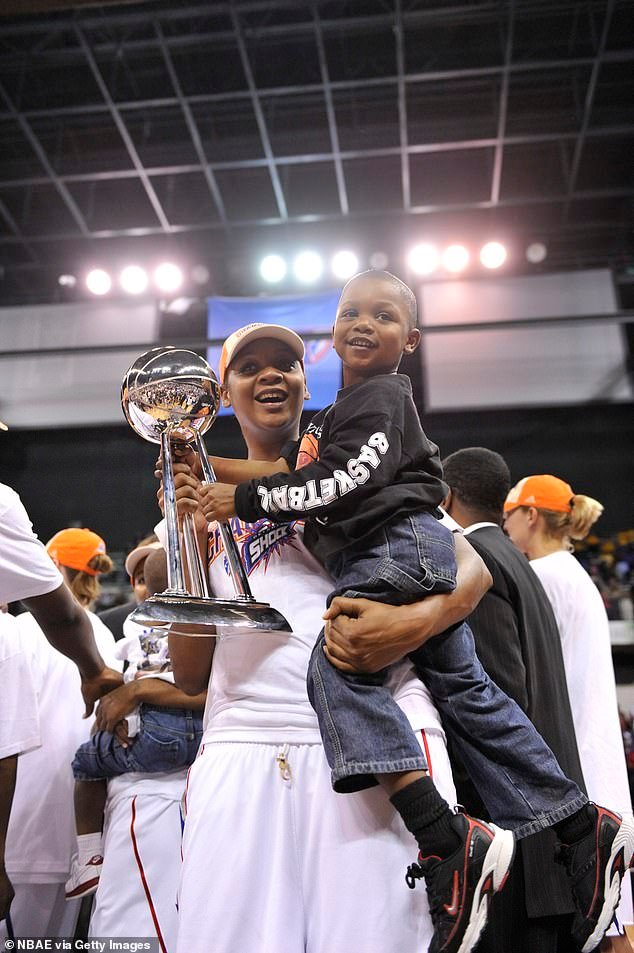 Conmoción cuando la dos veces campeona de la WNBA Kara Braxton muere repentinamente a la edad de 43 años