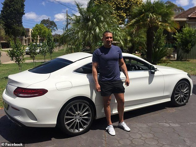 El objetivo previsto se revela cuando el abuelo de Sydney es secuestrado con una identidad falsa, mientras se intensifica la búsqueda policial.