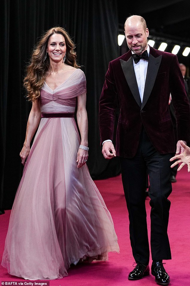 El cambio de poder de Kate en los BAFTA: el vestido Gucci de cuento de hadas de Royal, el cabello de la Princesa y los aretes de la difunta Reina fueron un recordatorio “estratégico” de que ella es el futuro de The Firm en medio del caos de Andrew, dice el estilista