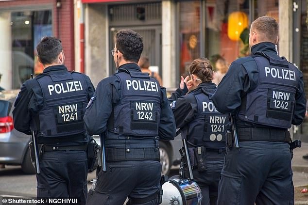 Un cuchillo afgano ataca a varias personas en el puesto de los testigos de Jehová en una estación de tren alemana antes de ser dominado por heroicos civiles.