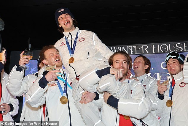 Las estrellas del hockey estadounidense llevan a Jack Hughes por las calles italianas durante las salvajes celebraciones tras la victoria sobre Canadá.