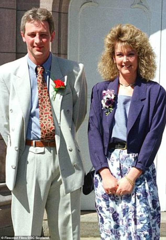 La familia de una madre de dos hijos asesinada por su marido hace 28 años exige que revele dónde estaba escondido su cuerpo o que regrese “a su celda”.