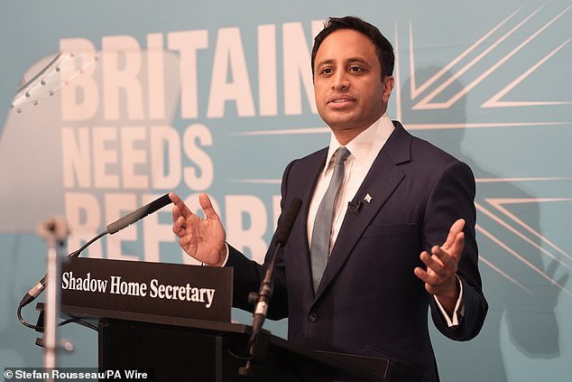 Zia Yusuf, de Reform UK, dice que Gran Bretaña está siendo “invadida” por inmigrantes ilegales y promete deportar a 288.000 personas cada año, mientras revela planes para una versión británica de la fuerza ICE de Trump.