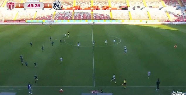 Aterrador momento en que los futbolistas en México huyen de la cancha en busca de seguridad cuando escuchan “explosiones” mientras estalla la violencia en todo el país después de que un narcotraficante fuera asesinado meses antes de la Copa del Mundo.
