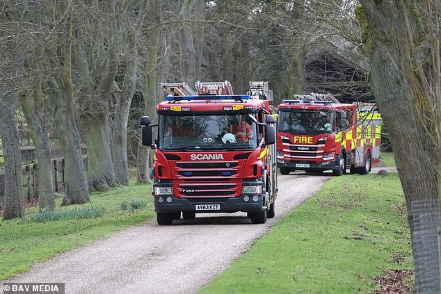 Se ve a dos camiones de bomberos entrando en la finca de Sandringham, donde vive Andrew Mountbatten-Windsor, después de responder a una “falsa alarma”.