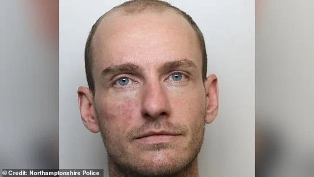 La BBC elimina un artículo que afirma que el jefe de una residencia de ancianos robó £250.000 a los residentes después de no conseguir ayuda para su adicción al juego porque era gay.