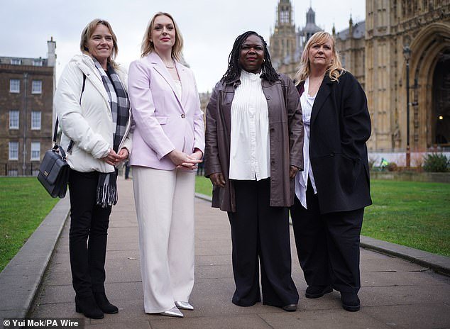 El NHS Trust gastó 600.000 libras esterlinas en defender la política de vestuarios que permitía a las enfermeras compartir con un colega trans