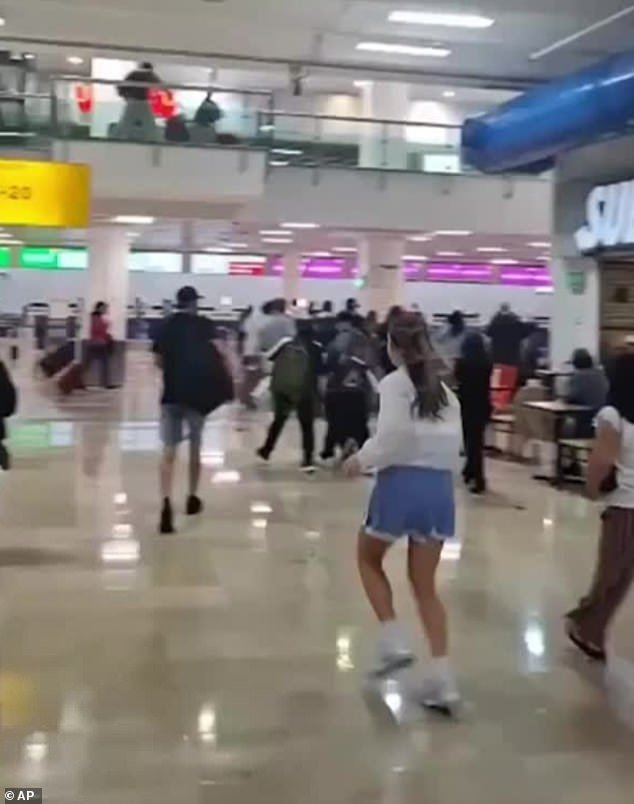 Terror en la terminal: pocas horas después de la muerte del narcotraficante El Mencho, turistas aterrorizados corren por el aeropuerto mexicano por miedo a un ataque de un cartel