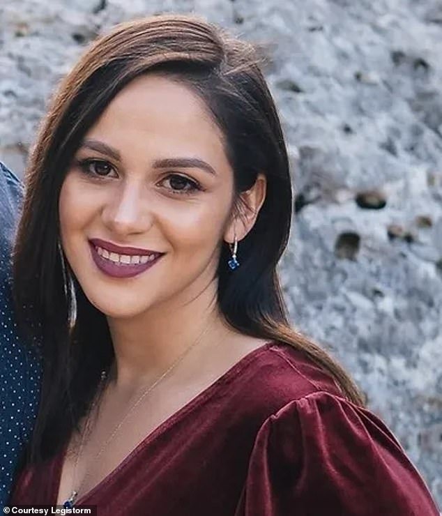 Lea todos los mensajes de texto MUY sucios que un congresista casado envió a la 1 a. m. a su asistente que resultó quemado… después de que su esposo revelara la supuesta aventura en un impresionante mensaje grupal.