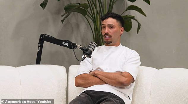 La estrella del fútbol Izak Rankine revive el desgarrador momento en el que fue separado de sus padres mientras habla sobre su traumática infancia en la que tuvo problemas para dormir y robó a la gente.