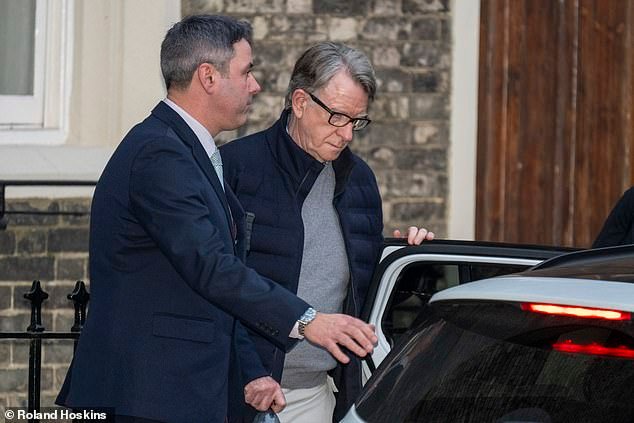 Mandelson se enfrenta a un interrogatorio hasta altas horas de la noche por parte del “Celeb Squad” de élite de Scotland Yard: preguntas sobre lo que llevó al “inusual” arresto a las 4:30 p.m. en la casa de £ 7 millones del deshonrado señor, 17 días después de que su propiedad fuera allanada por vínculos con Epstein.