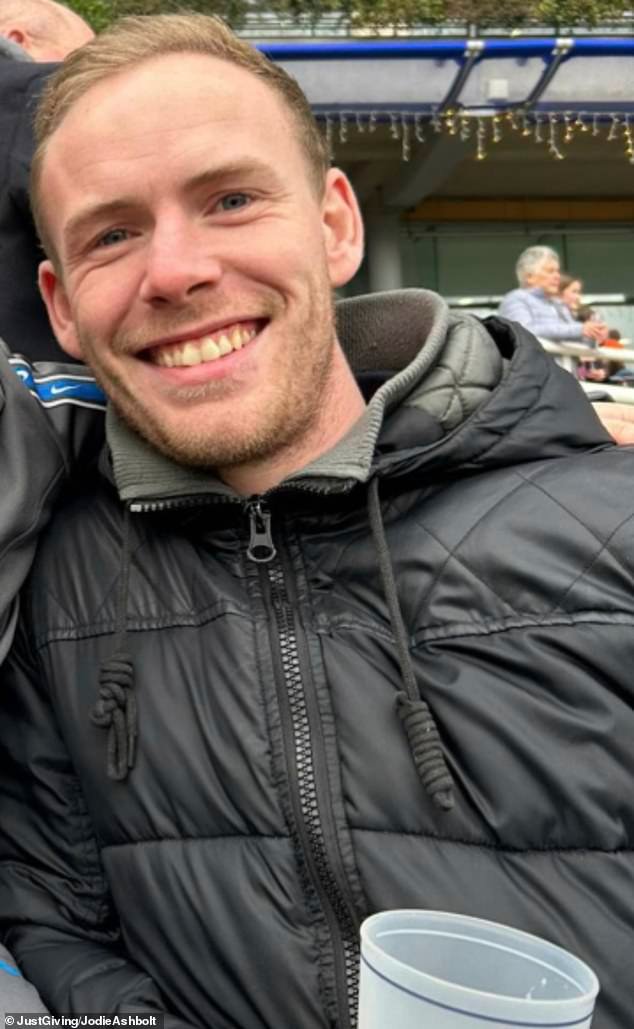 El soldado de 26 años estaba devastado por la ruptura con su novia y deliberadamente chocó contra un árbol mientras hablaba por teléfono con ella, diciendo: “No volverás a saber de mí”.