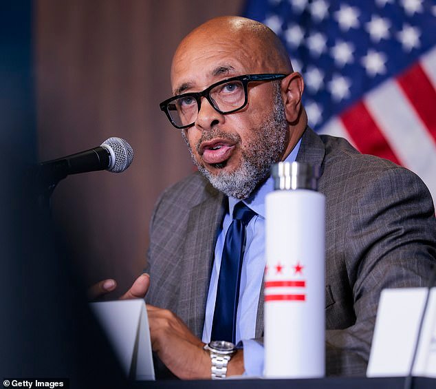 DC Water se ve afectada por el mayor desastre de aguas residuales en la historia de Estados Unidos después de que su jefe priorizara la “equidad” y se jactara de deshacerse de los ejecutivos varones blancos.