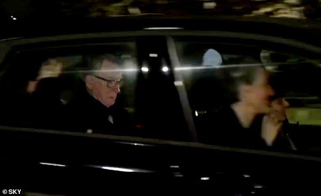 Mandelson queda en libertad bajo fianza después de ser interrogado por el ‘Celeb Squad’ de élite de Scotland Yard: preguntas sobre el arresto ‘inusual’ a las 4:30 pm en la casa de £ 7 millones del deshonrado Lord, 17 días después de que su propiedad fuera allanada por vínculos con Epstein