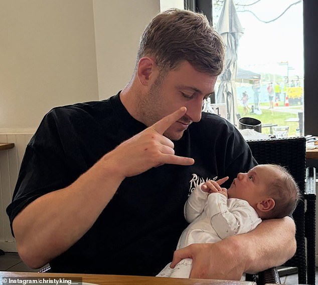 La estrella del fútbol y su glamorosa esposa finalmente revelan el nombre MUY inusual de su hija después de mantenerlo en secreto.