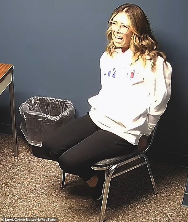 La secretaria de la escuela solloza mientras le dice a la policía que solo tuvo relaciones sexuales con un estudiante tres veces… y esperó hasta que cumplió 18 años.