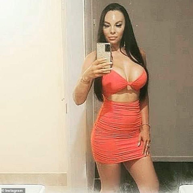 Se identifica a una mujer encontrada muerta en una casa de Bellbird Park, mientras surgen detalles impactantes y la policía inicia una investigación por asesinato.