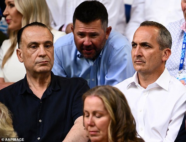 El lanzamiento de NRL en Las Vegas se topa con grandes problemas ya que el avión que transporta a los principales jefes del juego se ve obligado a dar la vuelta y aterrizar de regreso en Sydney.