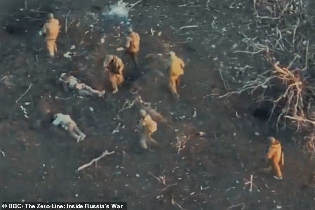 Las brutales ejecuciones de comandantes rusos… sus PROPIOS hombres: Los soldados describen pozos llenos de hombres fusilados por huir del frente o ser enviados desarmados a misiones suicidas.