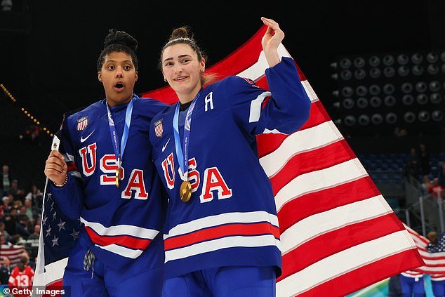 Al equipo femenino de hockey sobre hielo de EE. UU. le está yendo bien cuando la estrella critica sutilmente al equipo masculino por una broma misógina de Trump