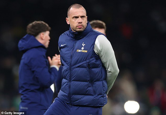 El asistente de Thomas Frank, John Heitinga, dejó el Tottenham a pesar de que el club le pidió que se quedara, después de 32 días en el norte de Londres.