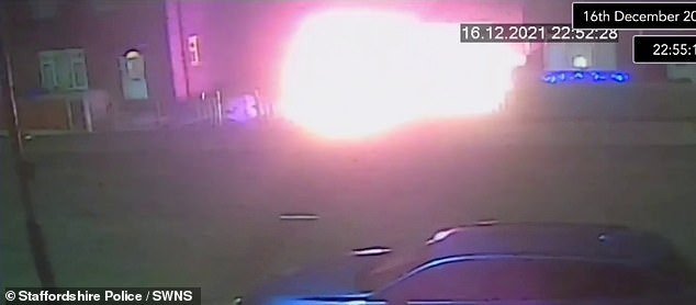 En ese momento, una banda prende fuego a una casa con una bomba molotov en un ataque de venganza: madre e hija sufren graves quemaduras tras escapar por la ventana del dormitorio.