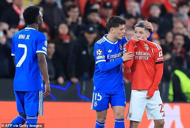Gianluca Prestianni afirma que Vinicius Jr lo llamó ENANO para defenderse de las acusaciones de racismo, después de que la estrella del Benfica fuera sancionada antes del partido de vuelta de la Liga de Campeones.
