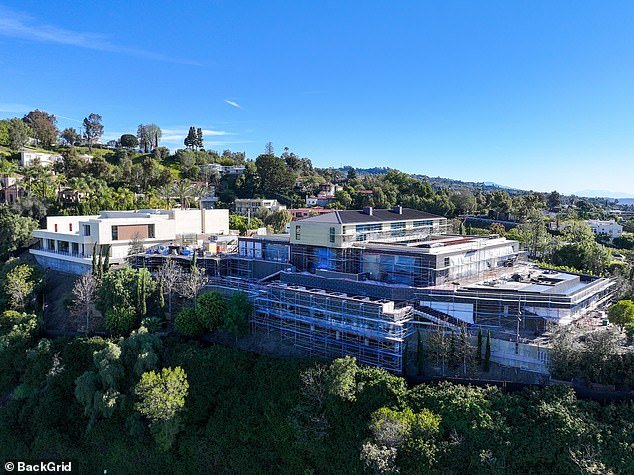 El enorme palacio de LeBron James en Beverly Hills está tomando forma después de que el ícono de la NBA derribó la mansión de la década de 1930 y comenzó desde cero.
