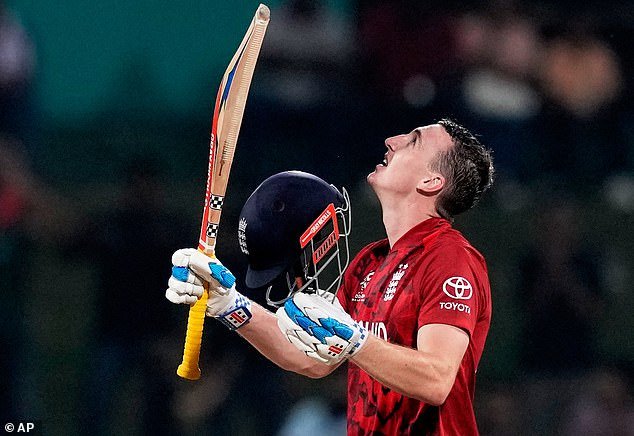 Harry Brook logra su primer siglo England Twenty20, desmantelando los bolos de Pakistán y llevando a su equipo a las semifinales de la Copa del Mundo.
