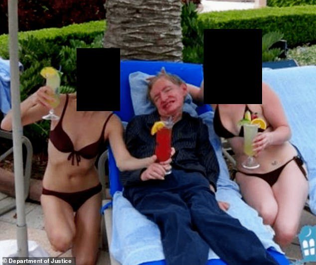 La familia de Stephen Hawking se defiende de las ‘insinuaciones’ después de que la foto de archivo de Epstein con dos mujeres en bikini se volviera viral