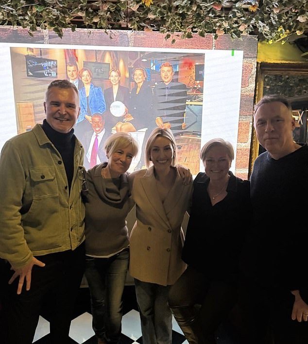 Después del último turno del legendario presentador, el elenco original de Sky Sports News se reúne para la velada de celebración.