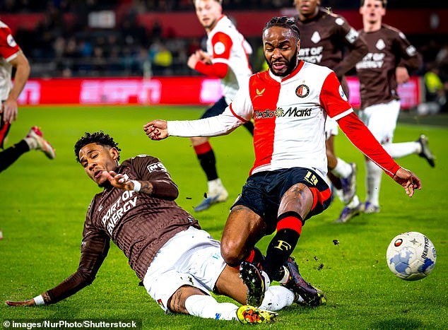 Jack Grealish saltó en defensa de Raheem Sterling después de que una “estúpida” cuenta de Instagram dijera que el nuevo jugador del Feyenoord parecía “Bambi en el hielo” en su primer partido en nueve meses.