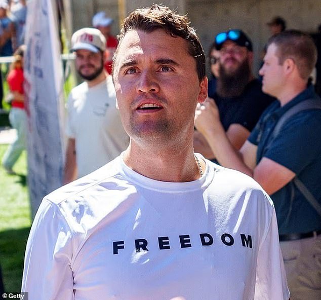 Docenas de lugareños liberales enojados en el estado profundamente rojo están votando en contra de cambiar el nombre de una parte de la carretera a “Corredor Charlie Kirk”.