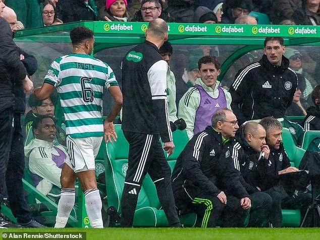 El jefe del Celtic, Martin O’Neill, TODAVÍA está enojado con el VAR por la tarjeta roja de Auston Trusty… y califica el proceso que llevó a su despido como “una tontería”.