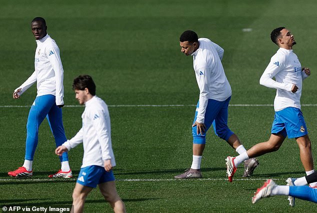 Kylian Mbappé alimenta los temores de lesiones importantes, ya que la estrella del Real Madrid parece que se perderá el partido del Benfica después de “jugar con una pierna durante seis semanas”