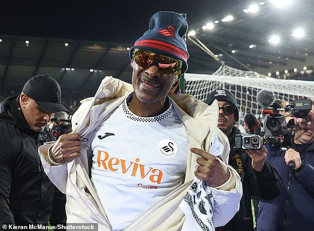 Snoop Dogg da comienzo a la fiesta en Swansea cuando el copropietario y famoso rapero ve su sitio en vivo por primera vez, ¡y el jefe de Preston describe el túnel como “oliendo a hierba”!