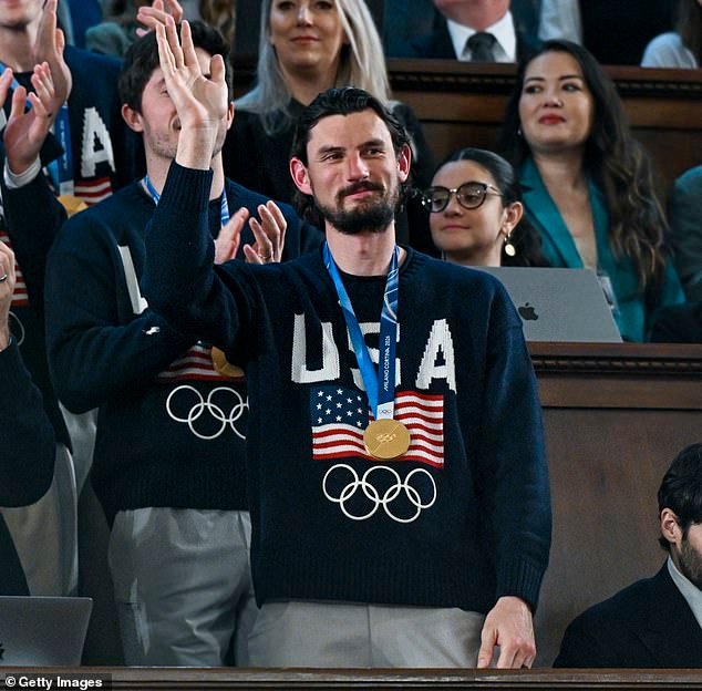 Trump entrega al héroe olímpico del hockey estadounidense Connor Hellebuyck un impresionante premio en el Estado de la Unión
